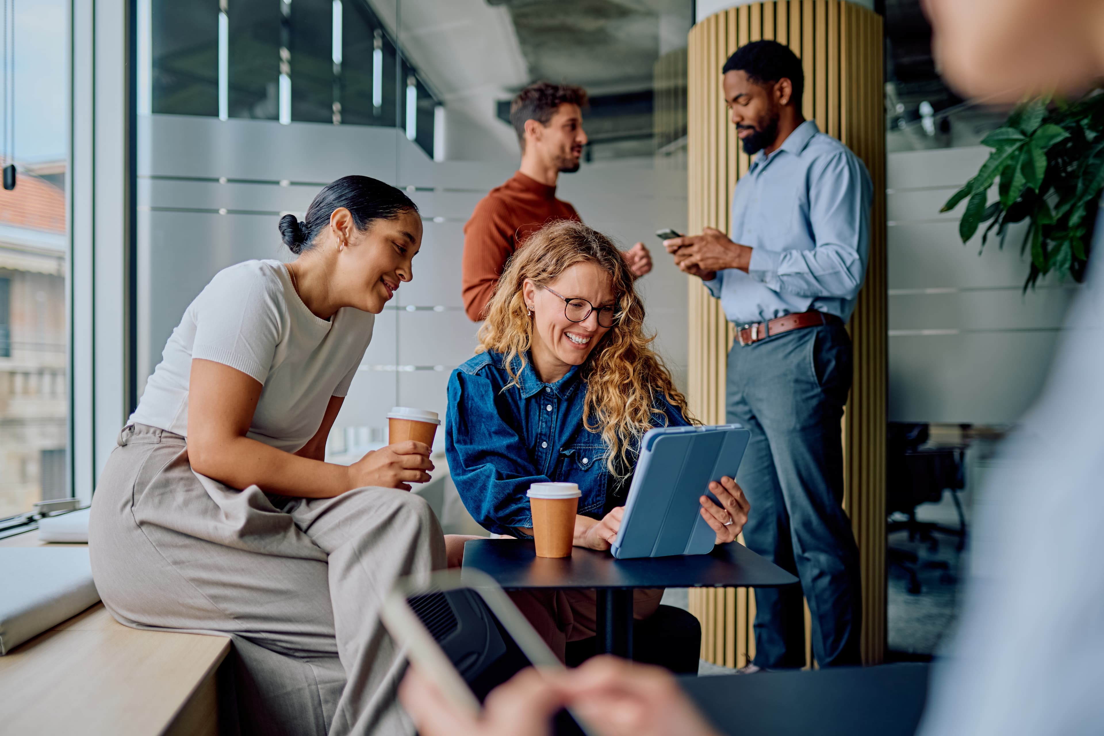 Profesionales colaborando en un espacio de trabajo flexible
