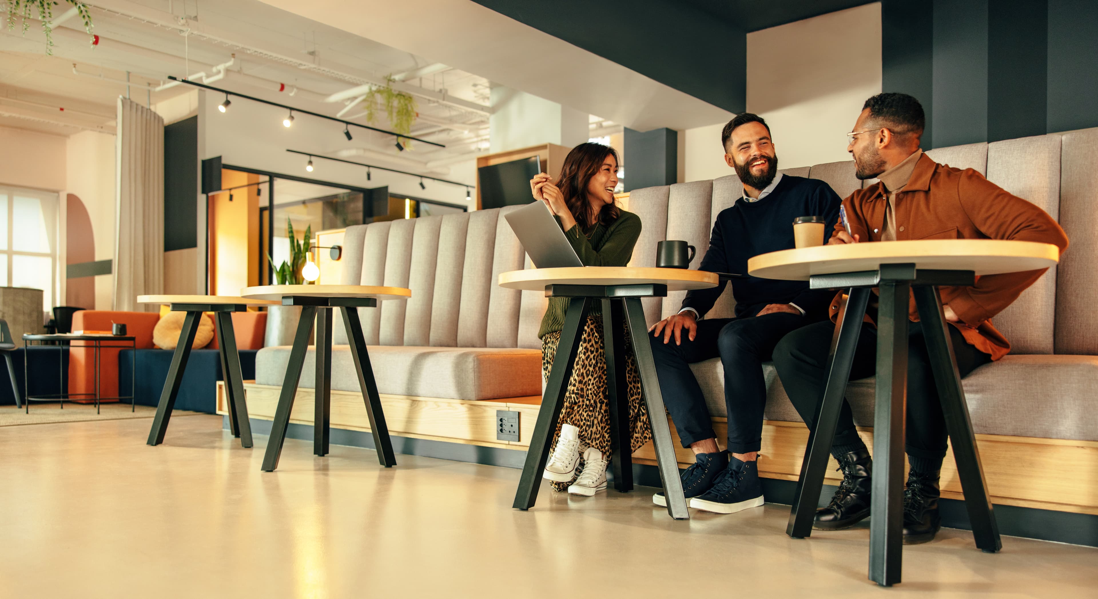 Profesionales conversando en un espacio de trabajo flexible