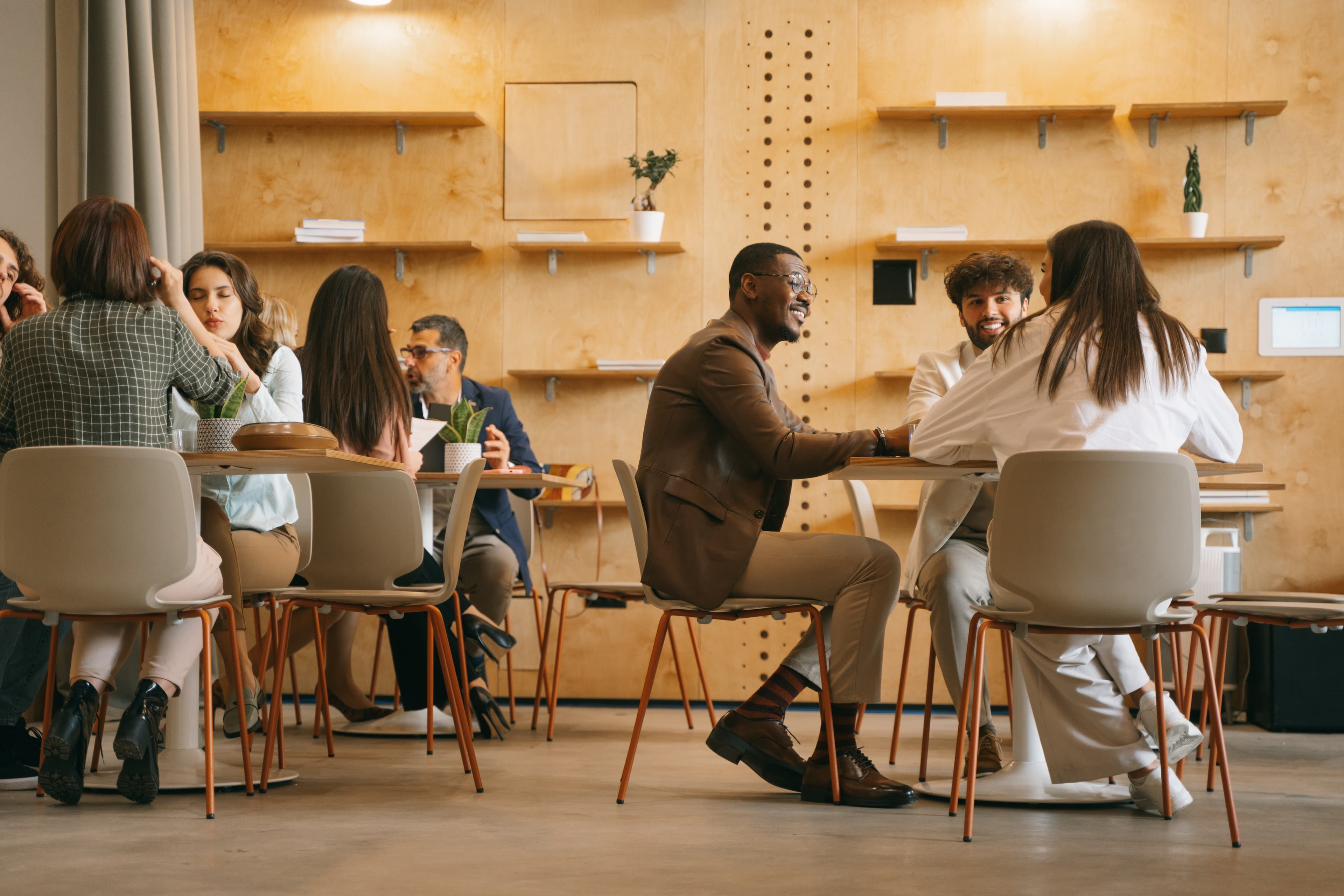 Profesionales conversando en un espacio de coworking